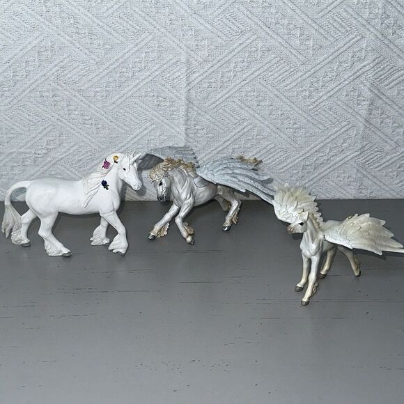 Pegasus and Unicorn‎ Lot Of 3 Mythical Realms Toys Fantasy Figures Safari Ltd. - Picture 1 of 9